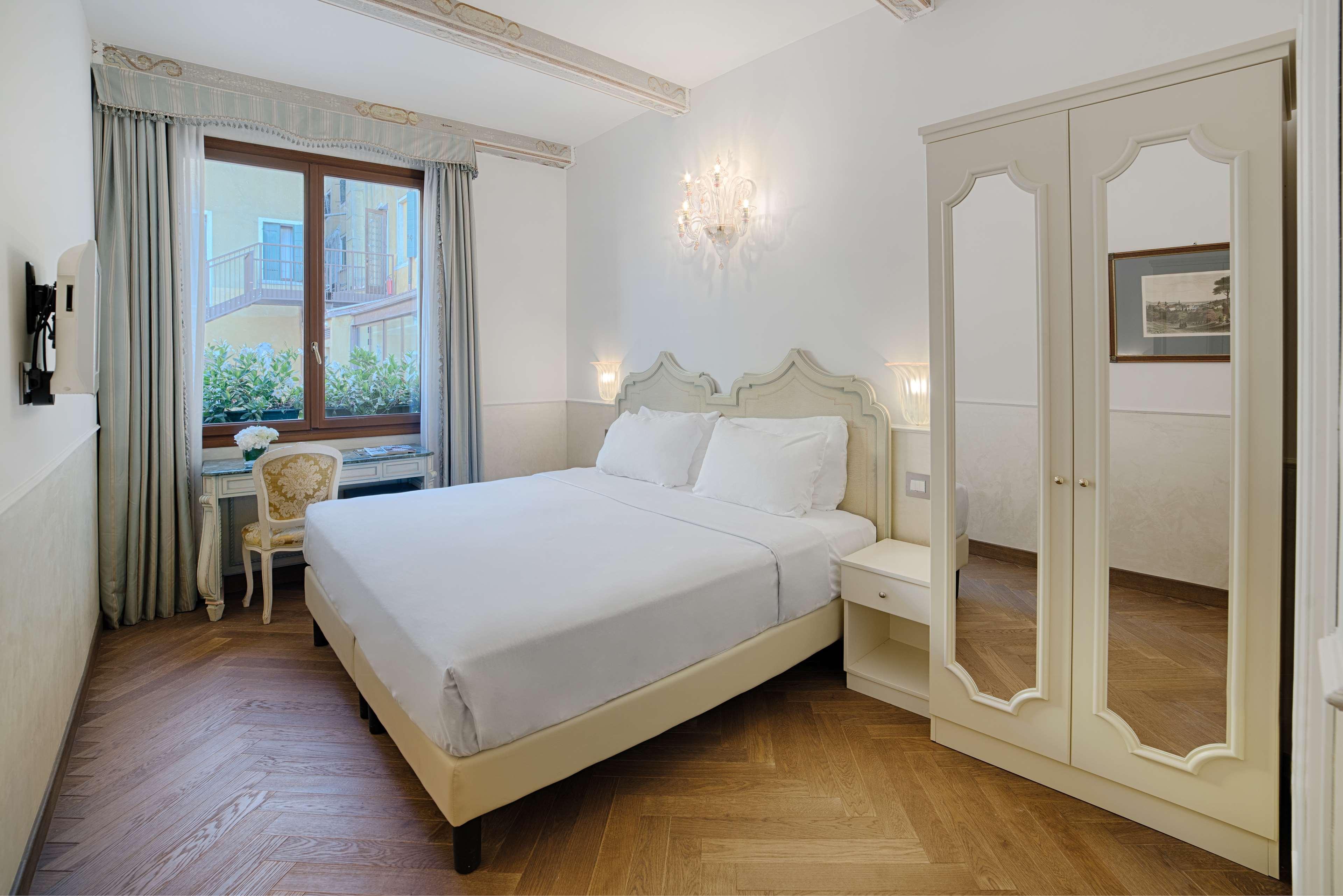 Hotel Nh Santa Lucia 4*